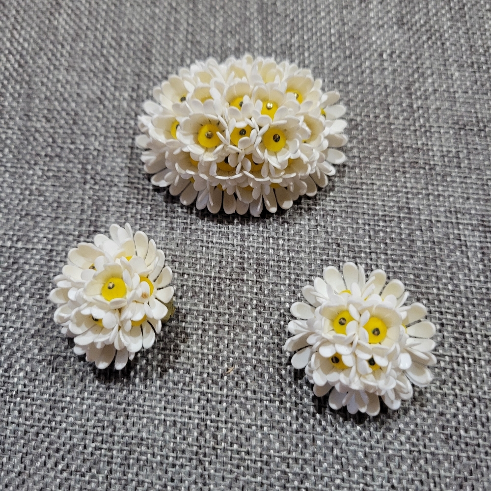 Floral White and Yellow Brooch Set